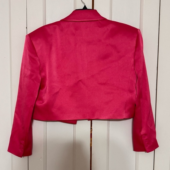 ALICE + OLIVIA Shan Cropped Satin Blazer - Picture 6 of 9